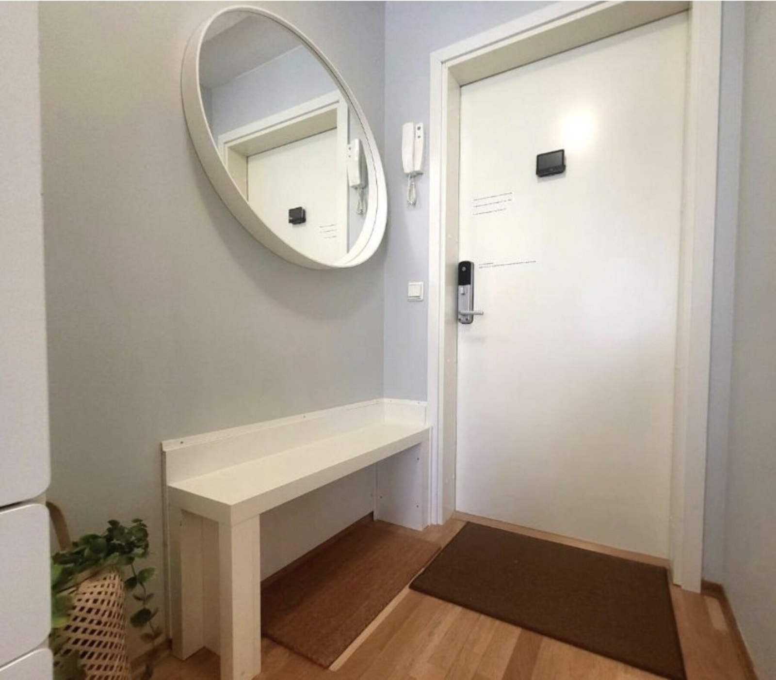 Når du kommer inn i utleiedelen har du en entré på 2,6 kvm og badet på tilsvarende størrelse til venstre. Galleribilde