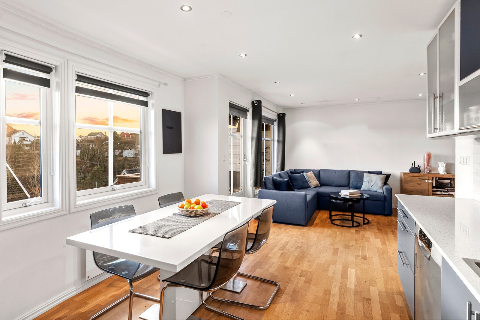 Boligen har en god atmosfære med gode lysforhold og praktisk romløsning. Galleribilde