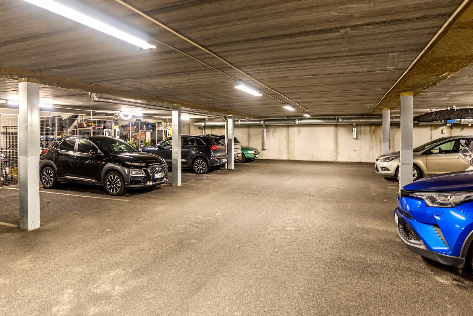 Andelen disponerer egen parkeringsplass i felles garasjekjeller med egen bod i tilknytning til garasjeplassen. Galleribilde