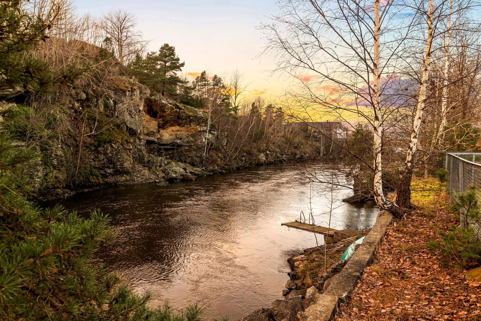 Krapfoss er et ettertraktet boligområde med ca. 15 minutter å gå til Moss sentrum, der man finner et rikt utvalg av butikker, servicetilbud og god offentlig kommunikasjon. Galleribilde