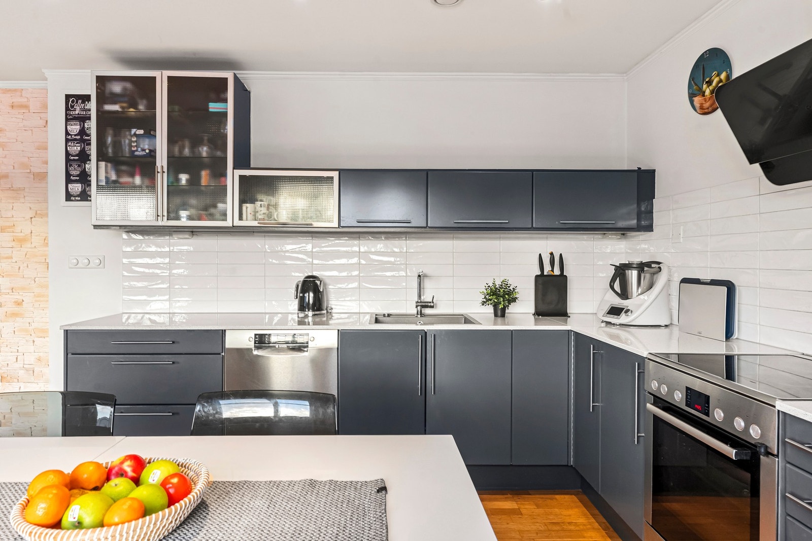 Kjøkkenet er utstyrt med slette fronter, kompositt benkeplate, frittstående komfyr og kjøl/fryseskap og underbygget oppvaskmaskin. Galleribilde