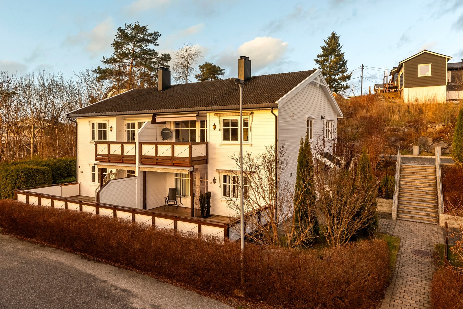 Leiligheten har en god og innholdsrik planløsning, beliggende i 2. etasje i firemannsbolig. Galleribilde