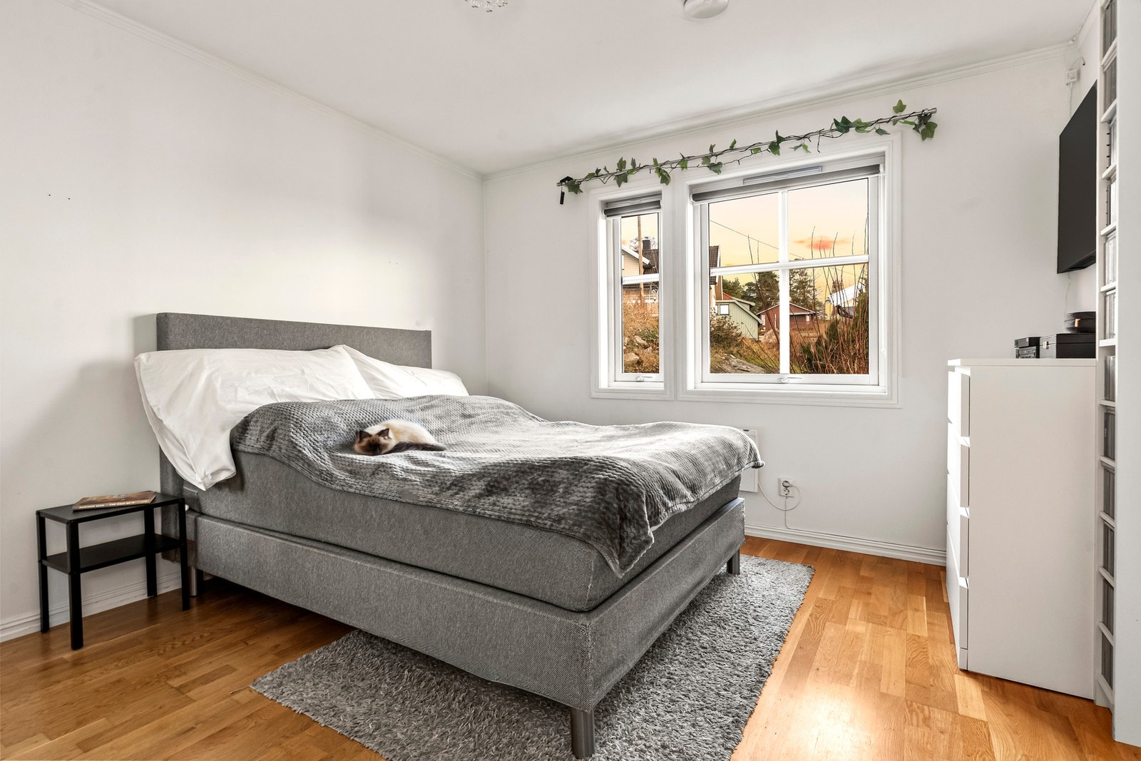 Hovedsoverommet har god plass til dobbeltseng og inkluderer skyvedørsgarderobe. Galleribilde