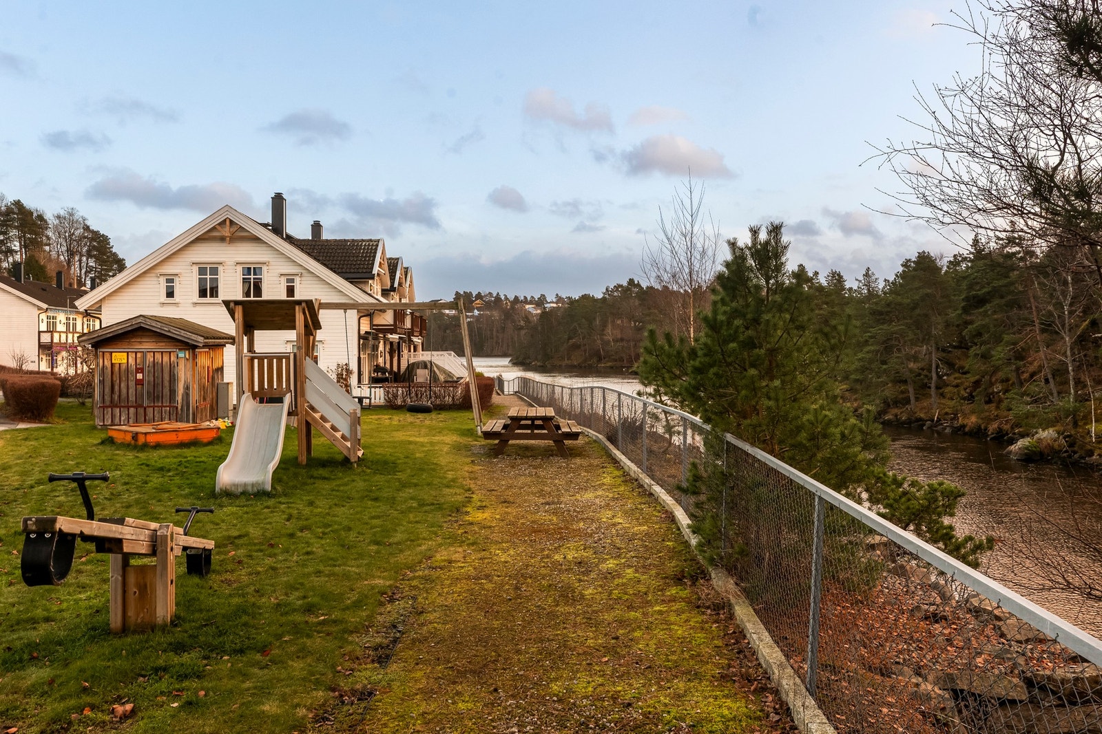 Det er nylig etablert lekeplass rett ved leiligheten, perfekt for barnefamilier. Galleribilde