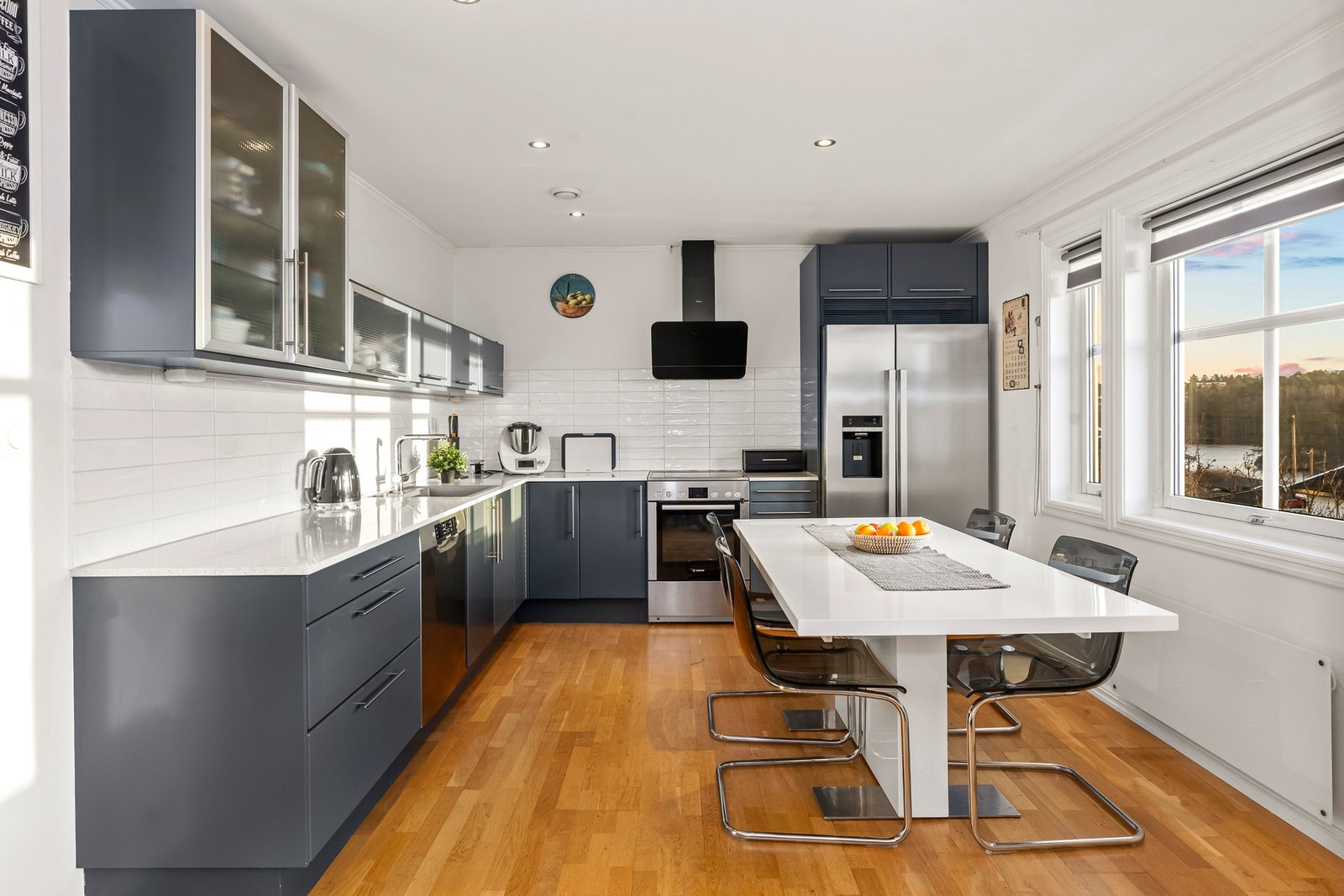 Kjøkkenet ligger i en åpen løsning mot stuen og her er det god plass til både sittegruppe og spisestue. Galleribilde