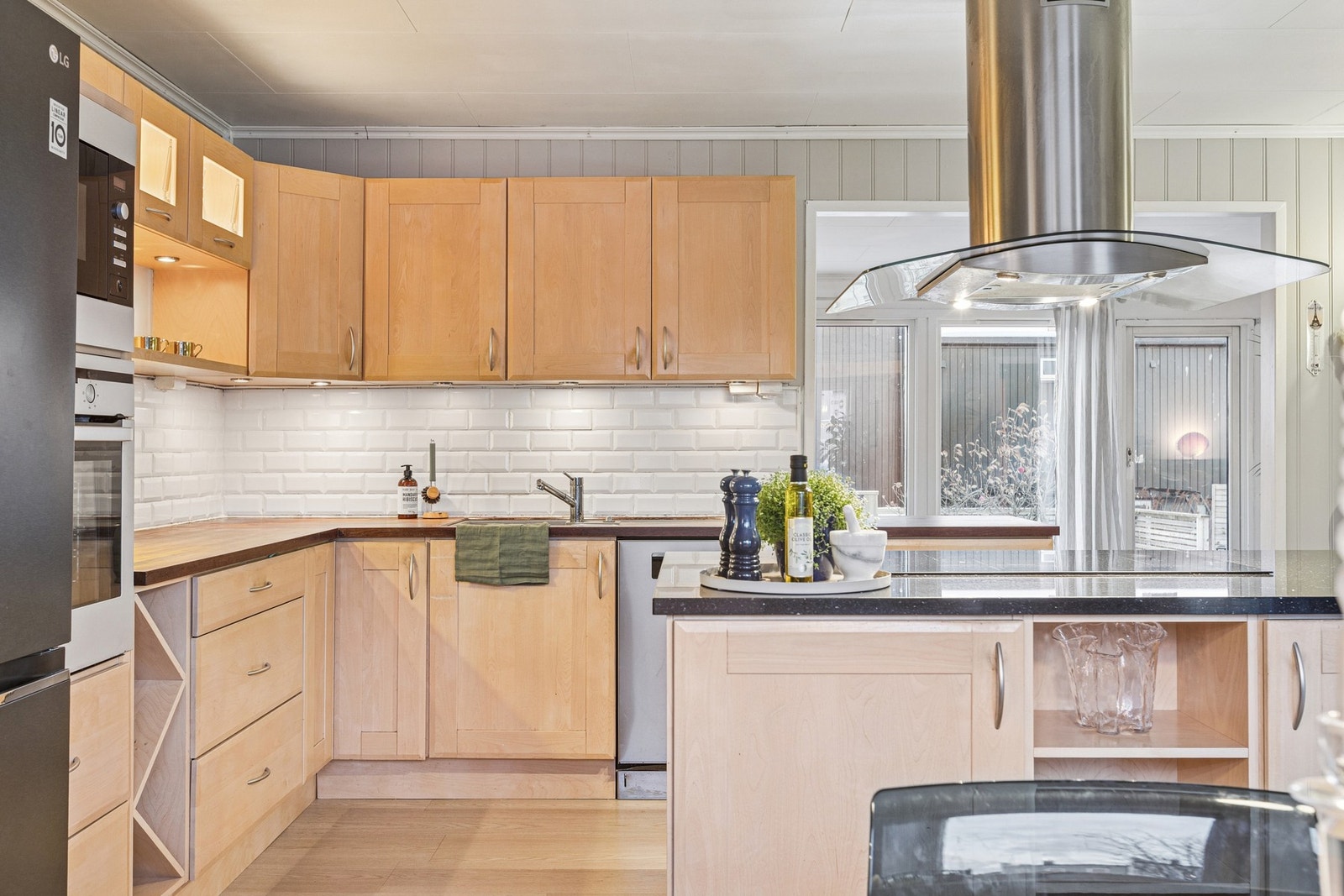 Kjøkkenet er godt utbygget med skap, skuff og benkeplass. Galleribilde