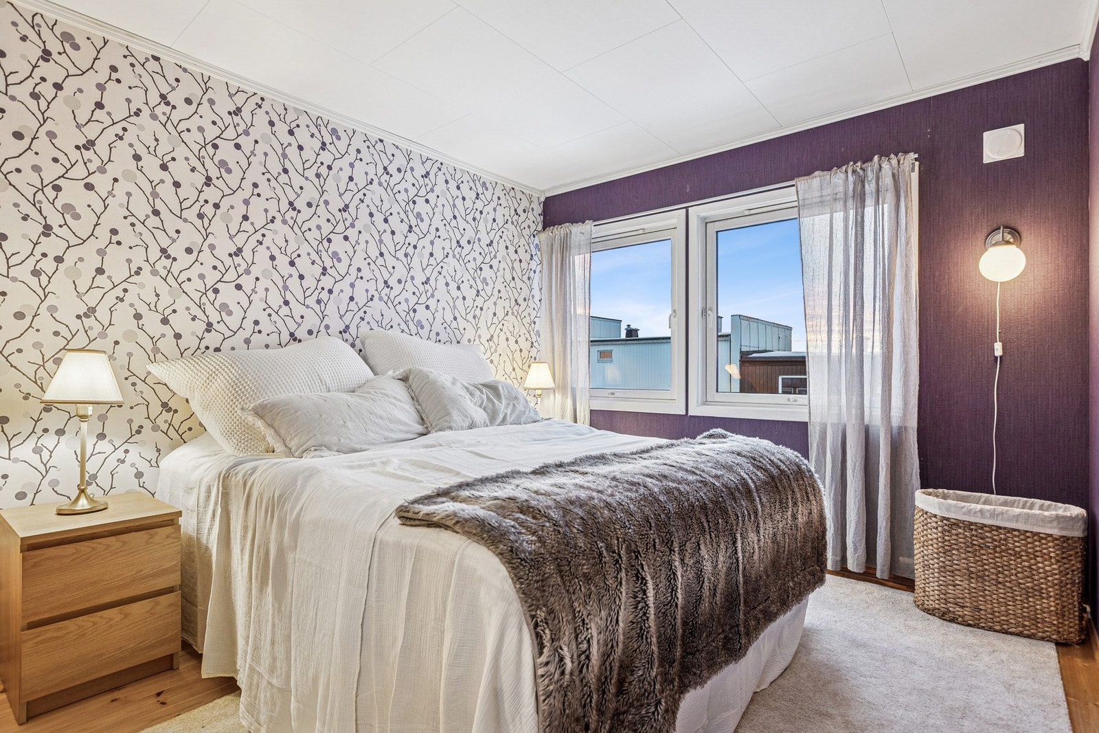 Alle soverommene har store vindusflater som bidrar til godt med lysinnslipp. Galleribilde