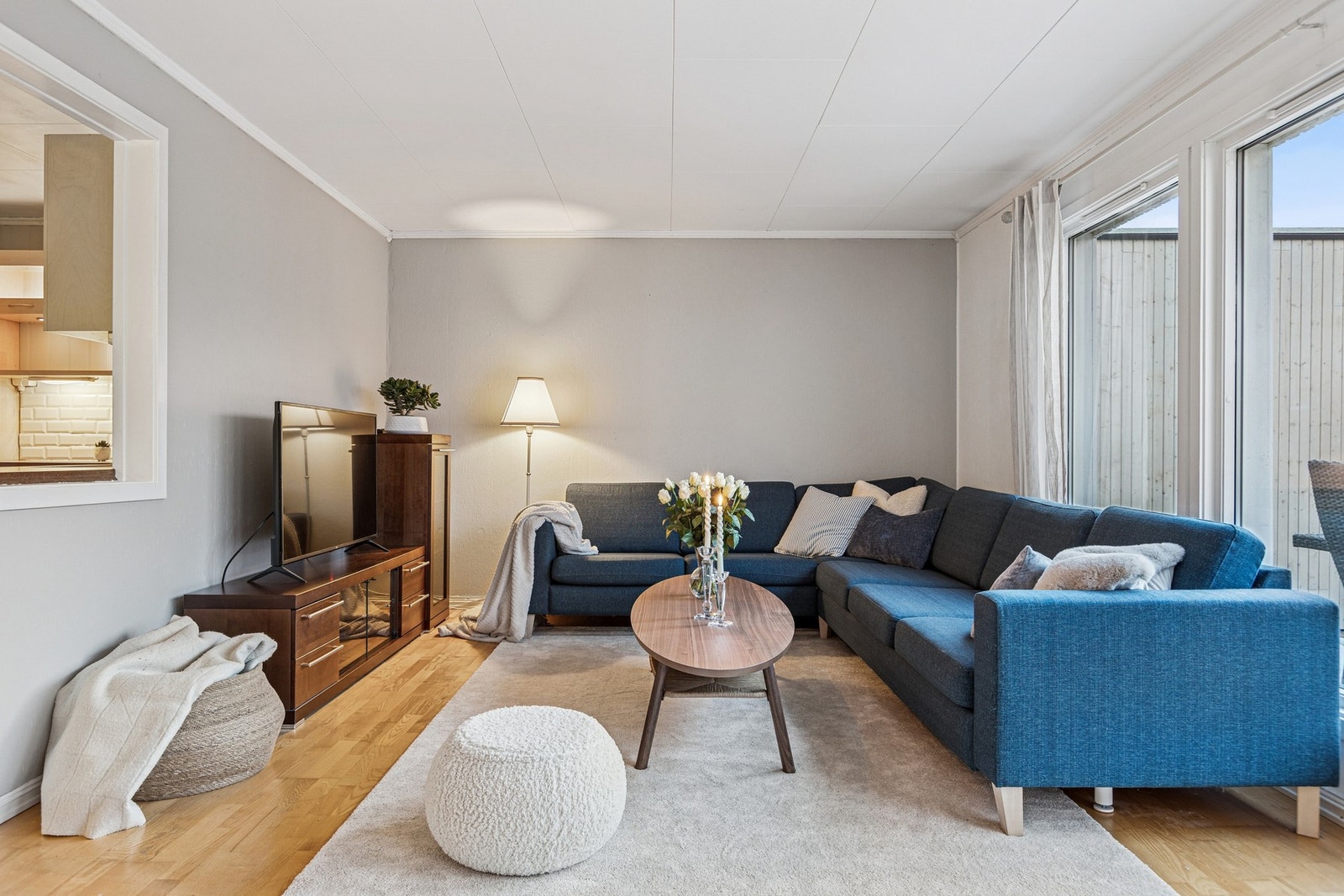 Direkte utgang fra stuen til en romslig terrasse på baksiden, målt til hele 26 kvm. Galleribilde