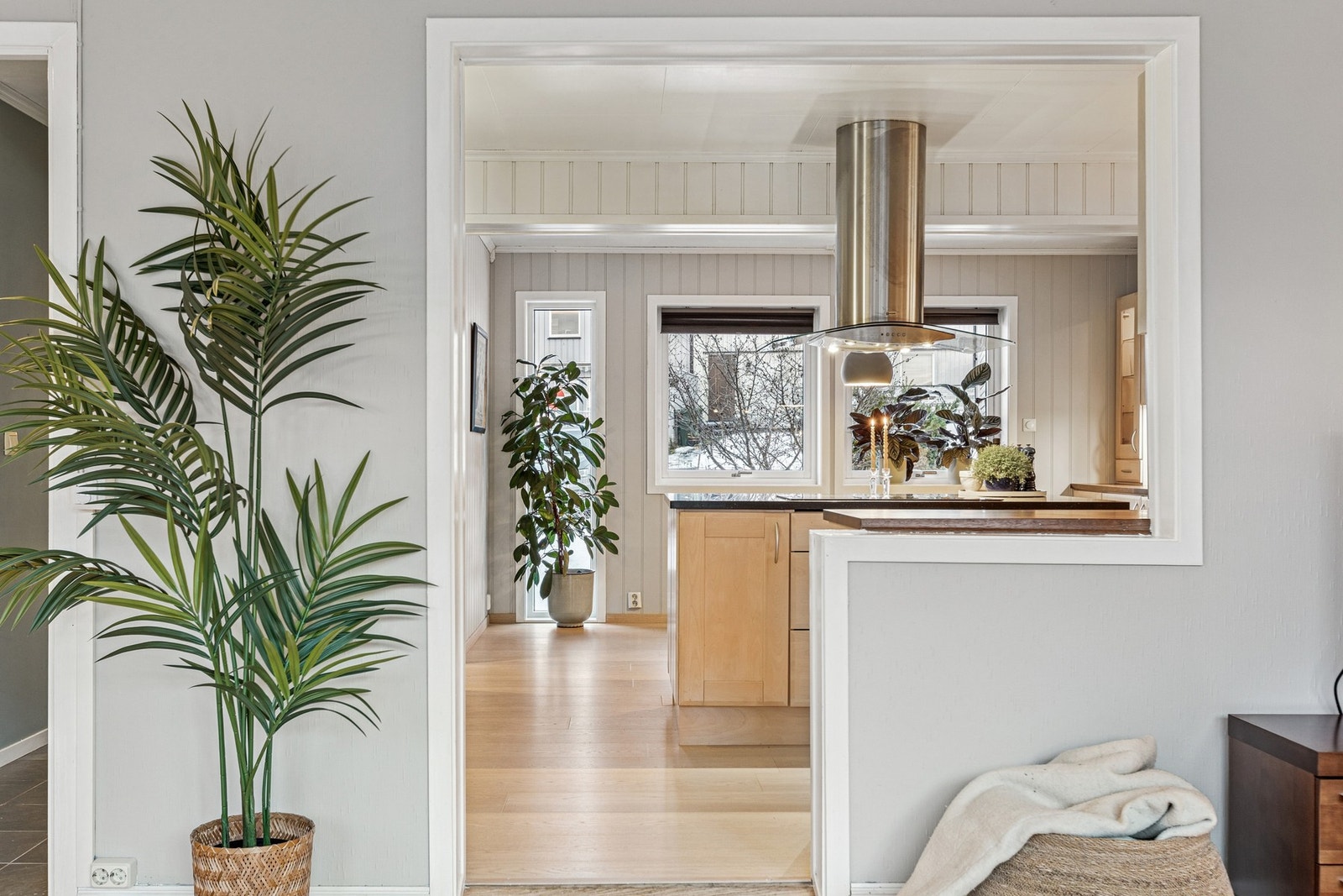 Det medfølger egen garasje i felles rekke som er like ved huset. Mulighet for elbillader. Galleribilde