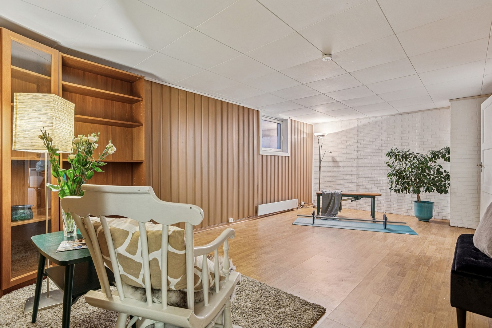 Allsidig rom på 19,5 kvm, i dag innredet som kjellerstue. Galleribilde