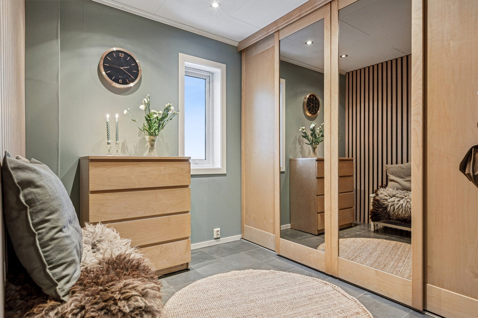 Gangen har en funksjonell garderobeløsning for enkel oppbevaring av yttertøy og sko. Galleribilde