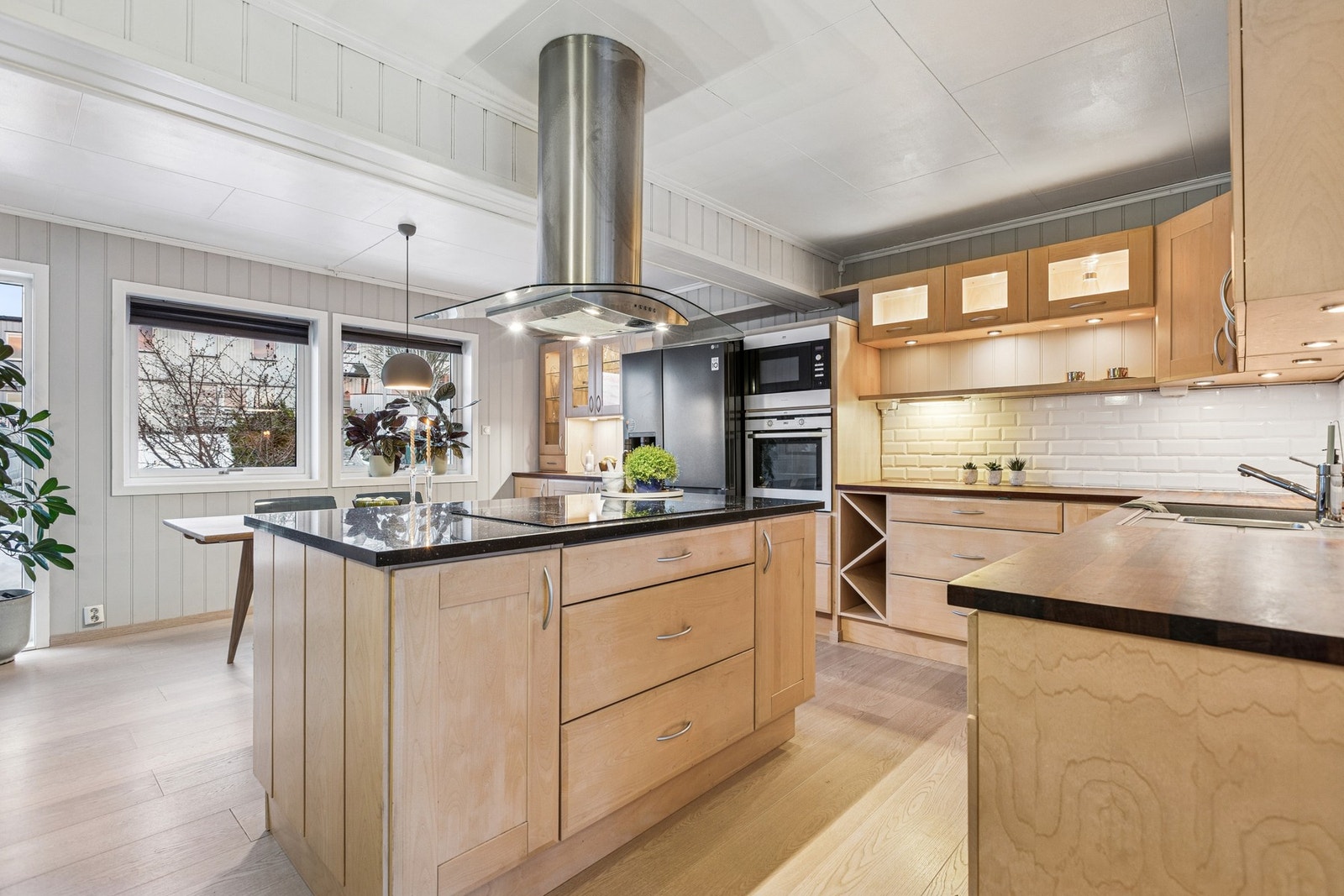 Kjøkkenet har en praktisk og gjennomtenkt utforming med kjøkkenøy som gir ekstra arbeidsflate og naturlig samlingspunkt. Galleribilde