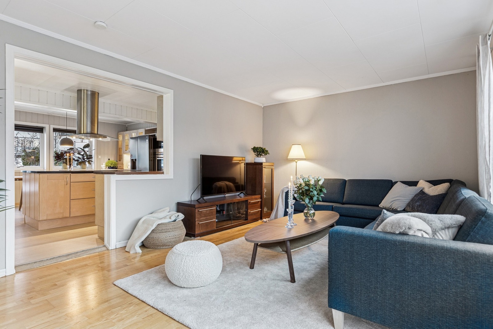 Stuen er på 30 kvm med god takhøyde og store vindusflater som bidrar til en behagelig romfølelse. Galleribilde