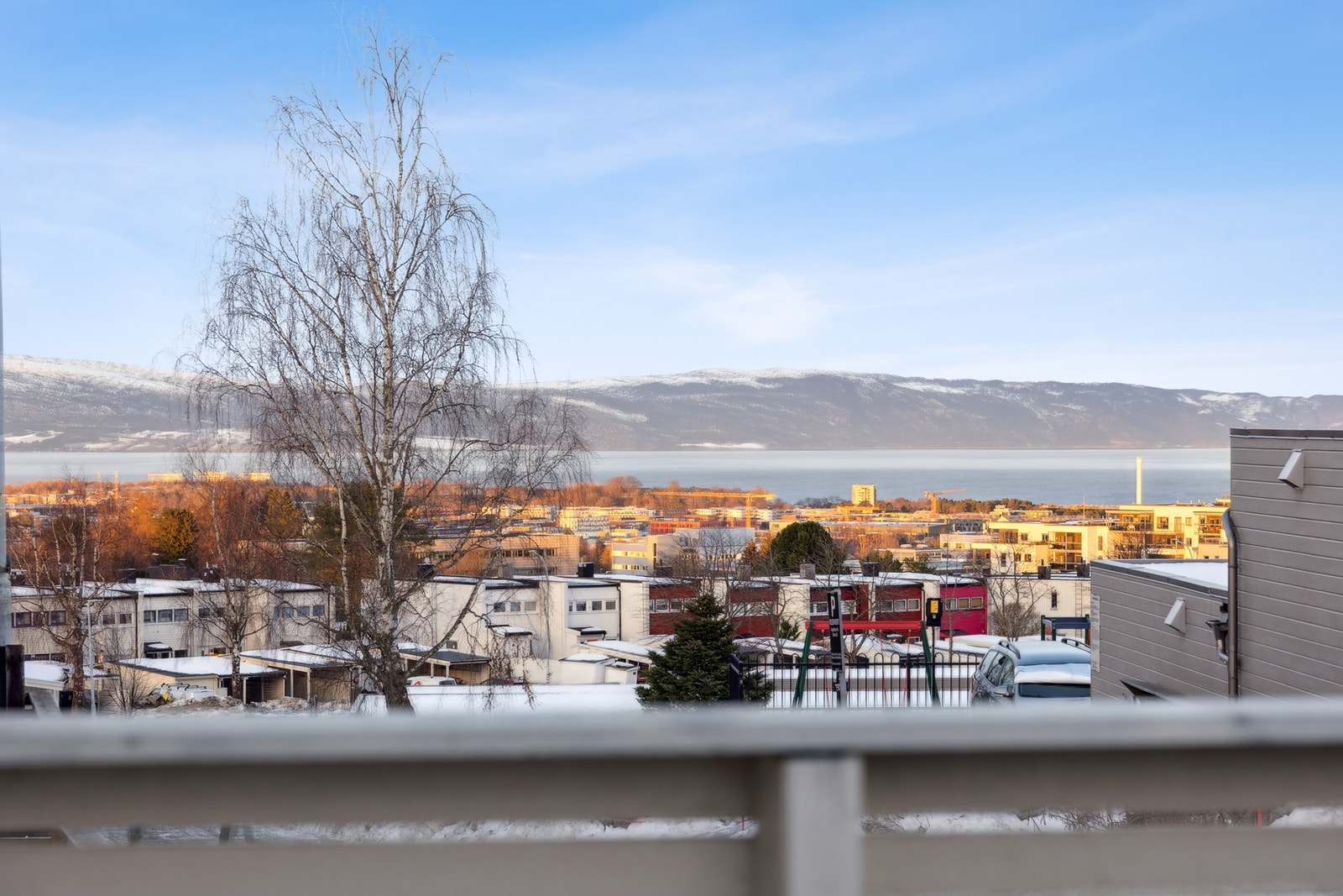 Huset har en fin beliggenhet, noe som bidrar til en god utsikt mot fjorden fra terrassen. Galleribilde