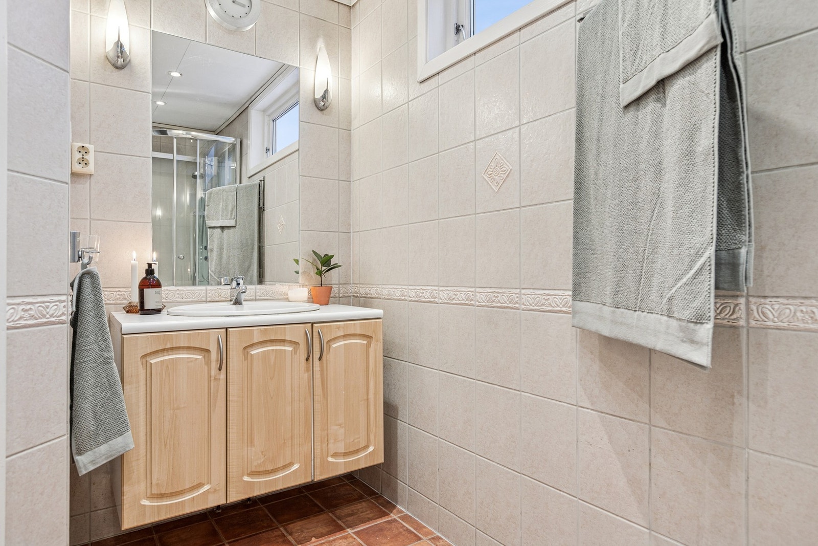 Badet i 2.etasje er på 5 kvm og har flislagte overflater Galleribilde