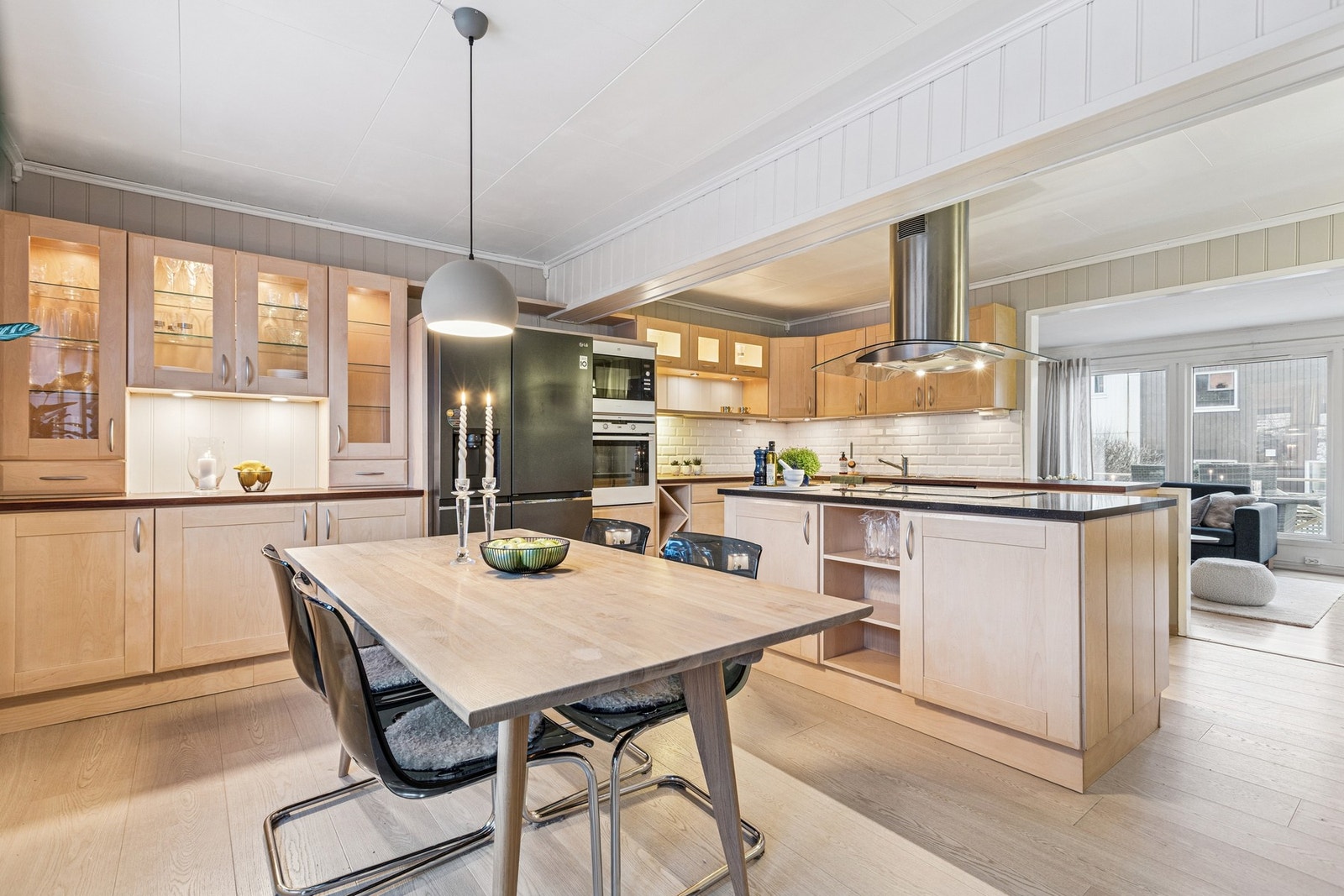 Det tidløse kjøkkenet er velholdt og har fått tilstandsgrad 1 på innredningen av takstmann. Galleribilde