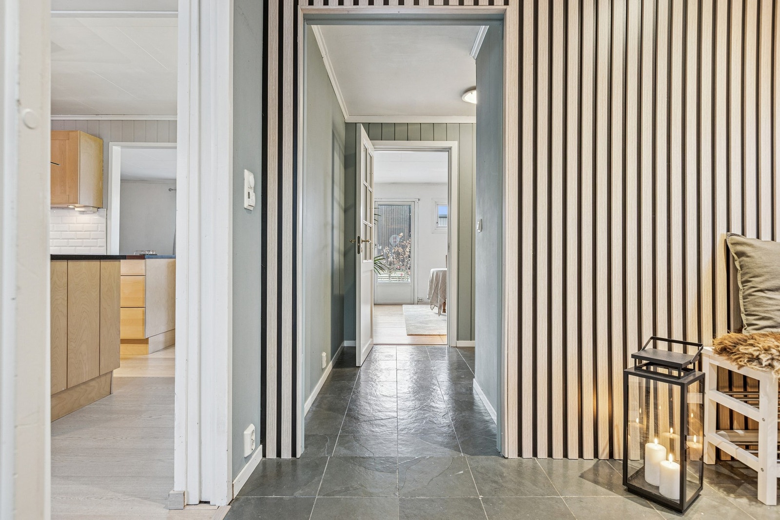 Lys gang med god plass som ønsker deg velkommen inn i boligen. Galleribilde