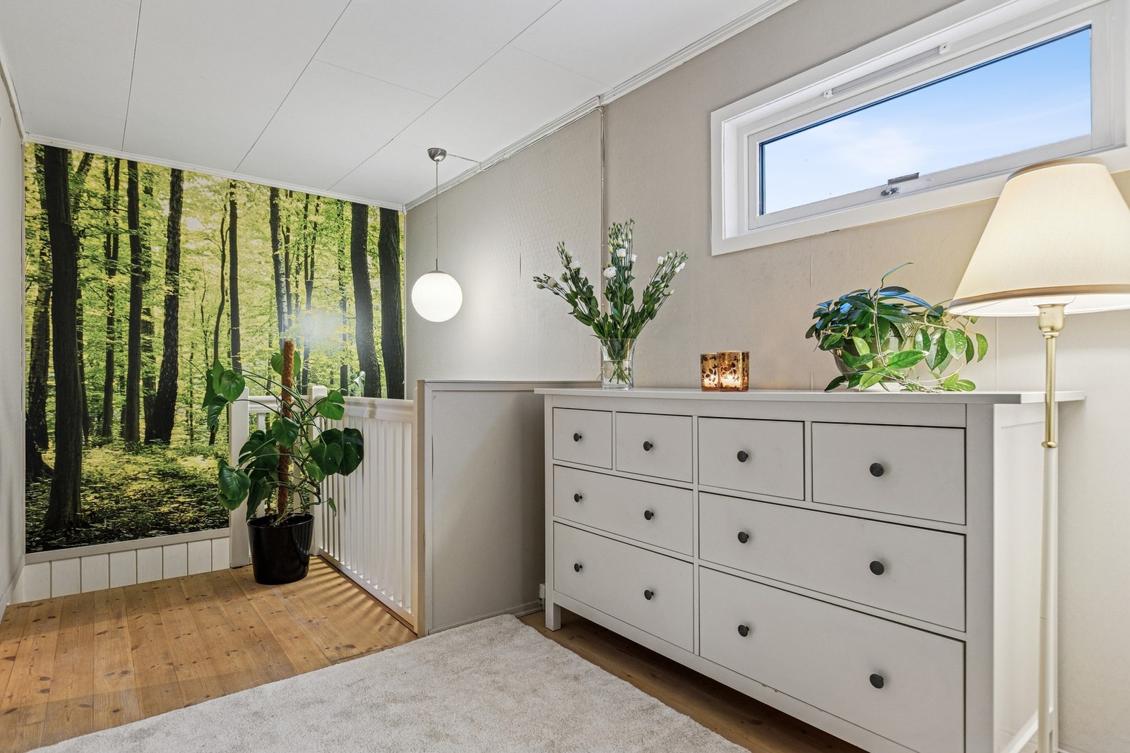 2.etasje består av 3 soverom, gang/trapp og bad. Galleribilde