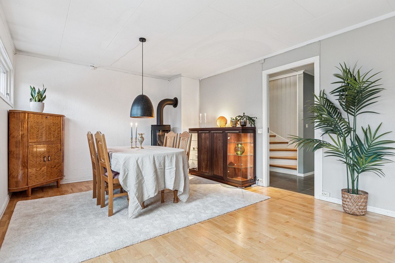 Rekkehuset ble bygd ut i 2006, har varme i gulv på stue og kjøkken og er på totalt 188 m² BRA. Galleribilde