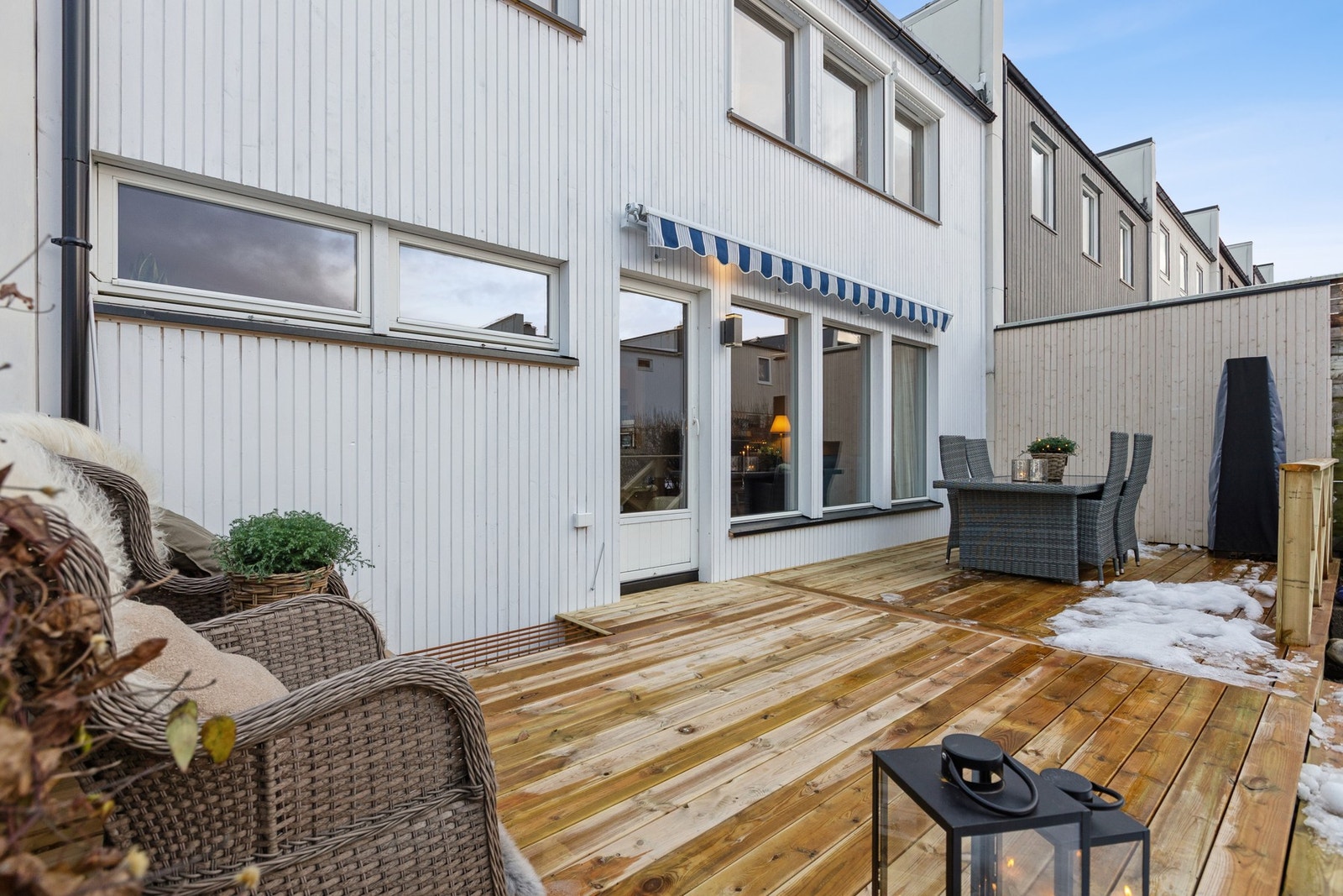 Terrasser av god størrelse på begge sider av huset gir optimale solforhold gjennom hele dagen. Galleribilde