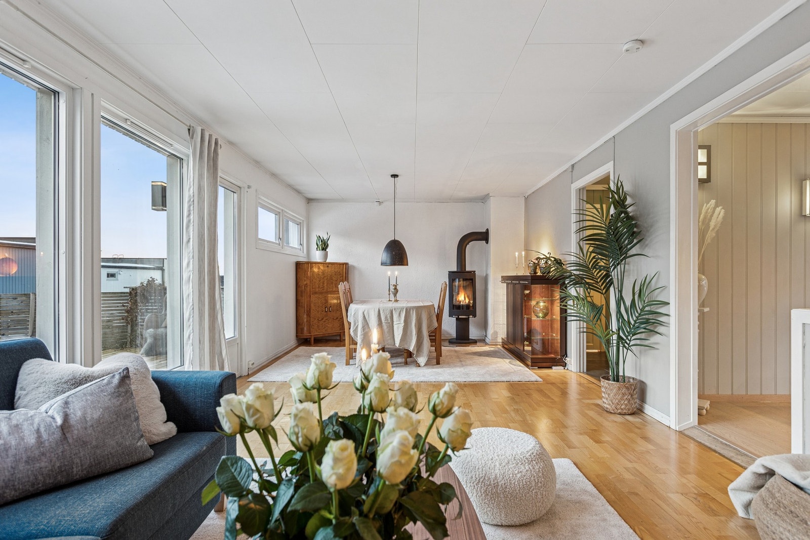 1.etasje inneholder stue, kjøkken, gang, trapp og vindfang. Galleribilde