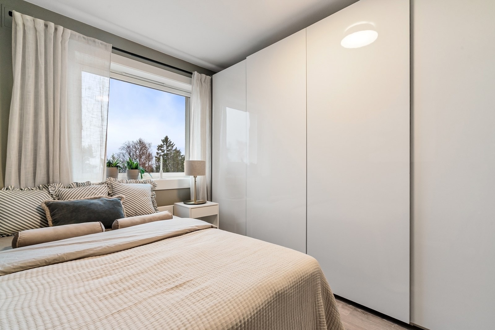 Skyvedørsgarderobe langs hele den ene siden av rommet. Galleribilde