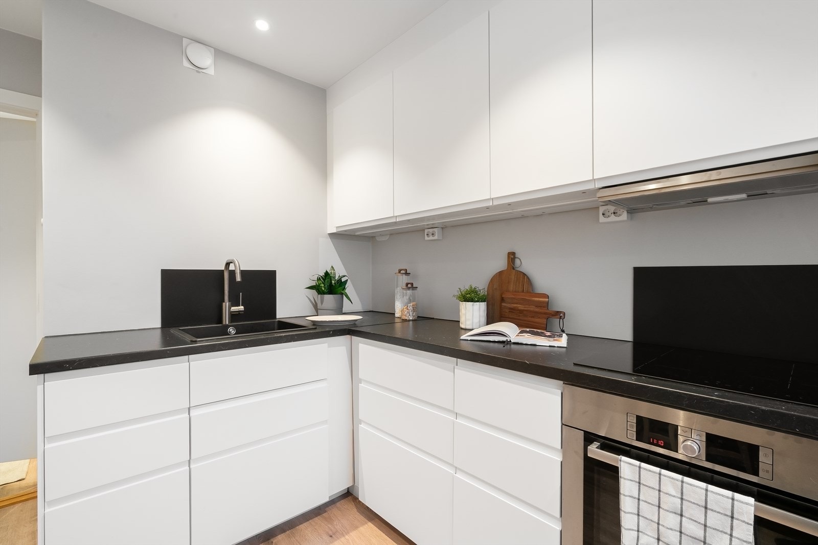 Integrert induksjonstopp, stekeovn, oppvaskmaskin og kjøl/frys. Automatisk vannstopper og komfyrvakt er montert. Galleribilde