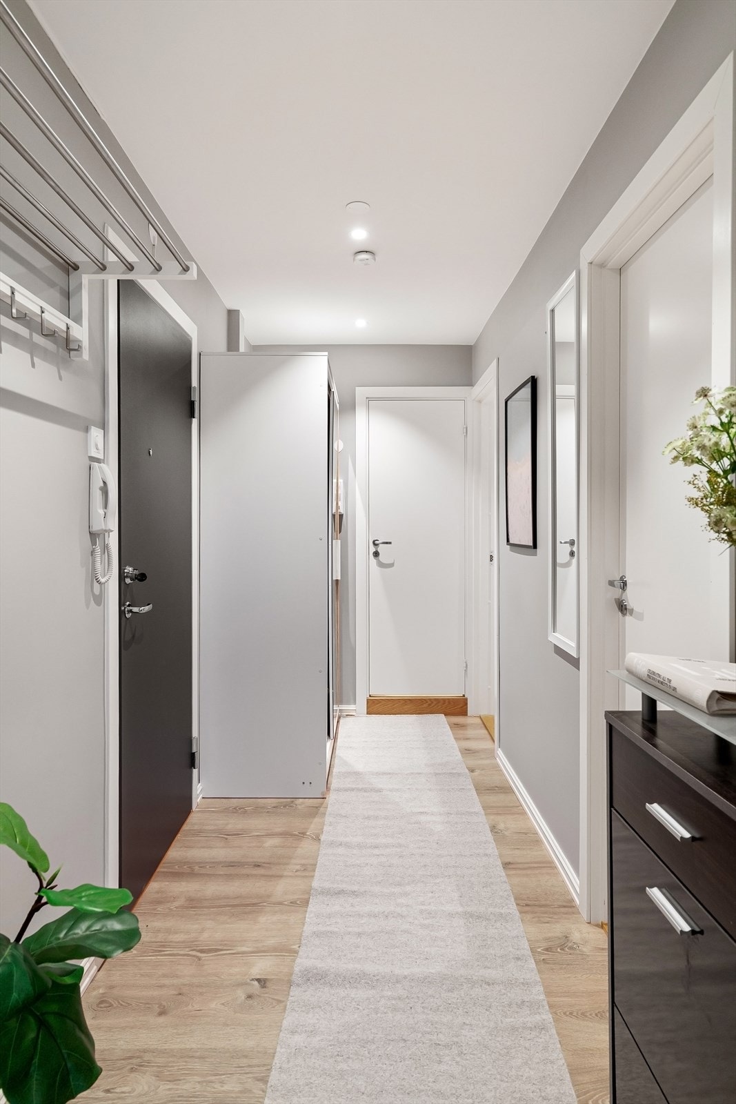 Romslig entré med garderobeskap og kommode. Leiligheten disponerer tre eksterne boder. Galleribilde