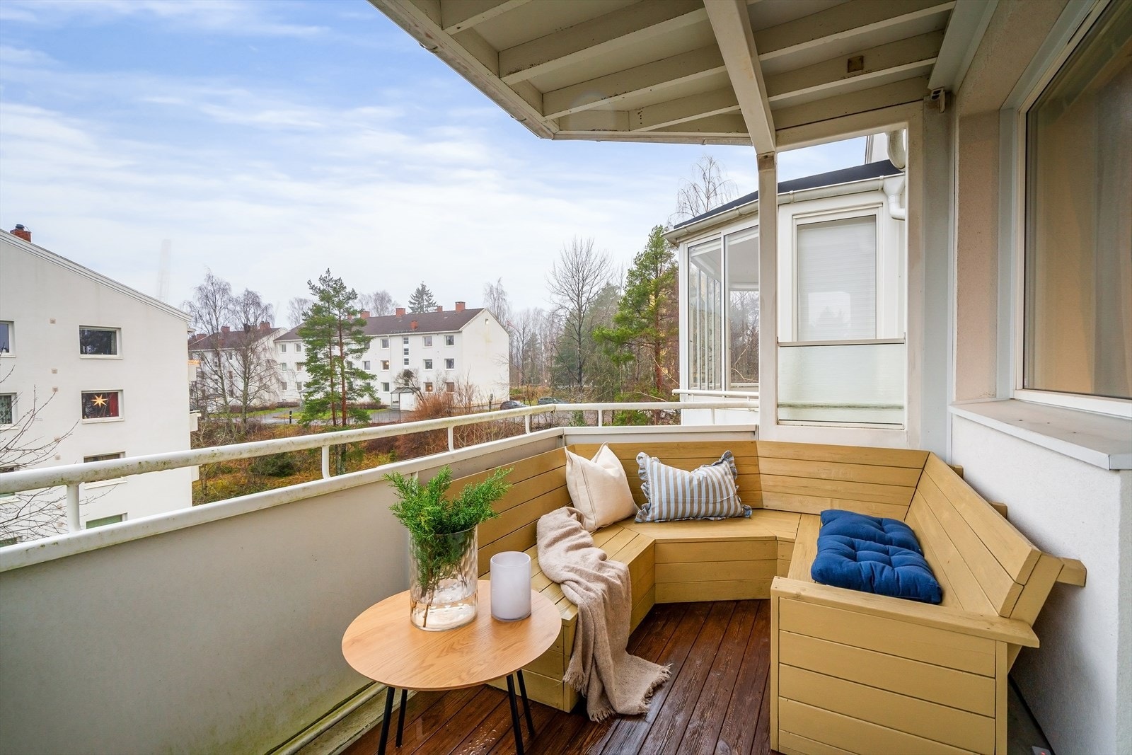 7 kvm solrik, sydvendt balkong med plassbygget sittegruppe. Galleribilde