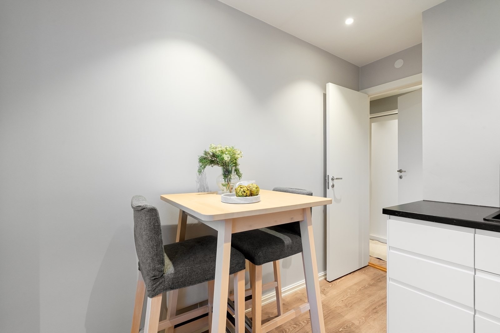 Plass til sittegruppe. Samtidig med oppussing i 2022 ble det elektriske anlegget oppgradert. Galleribilde