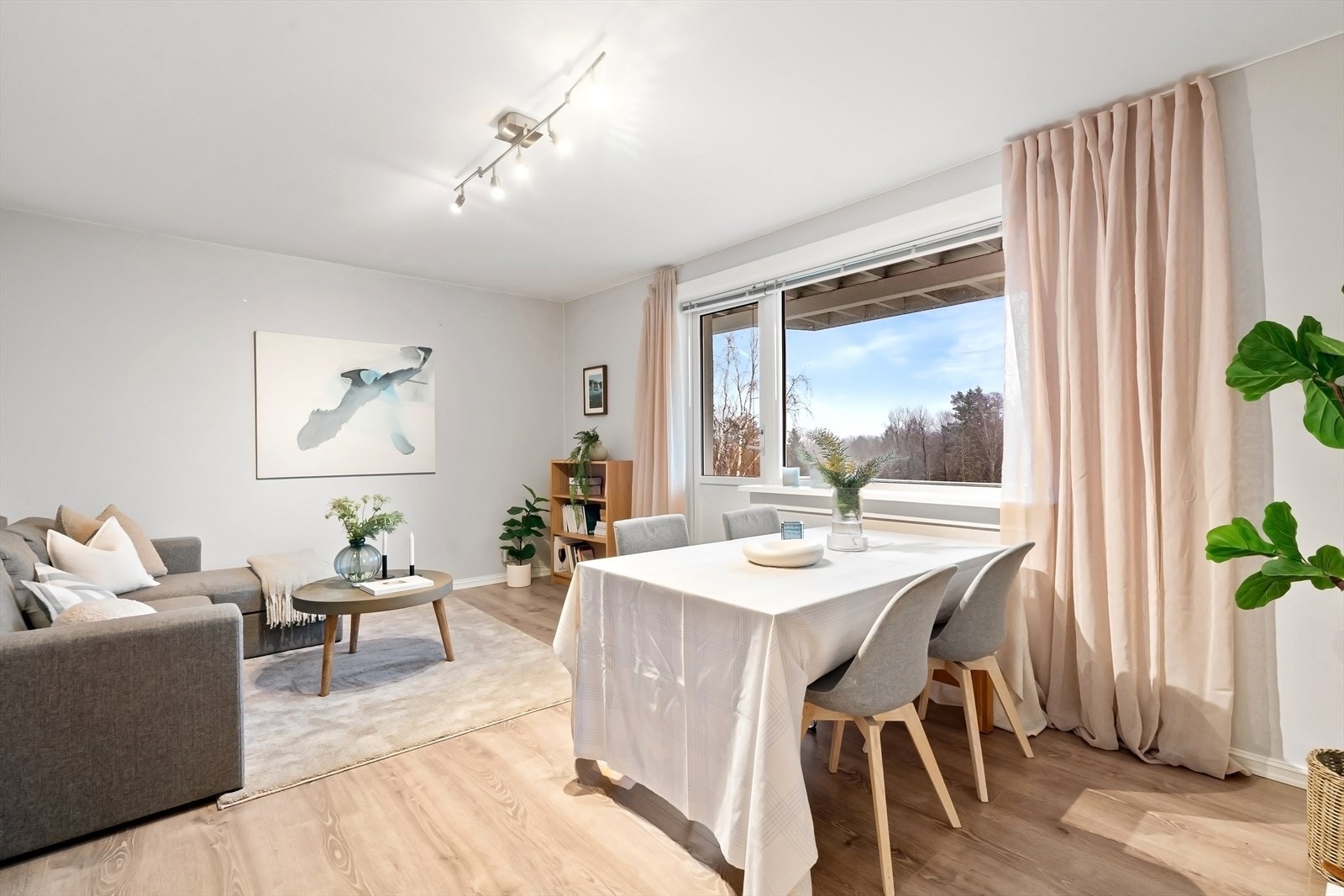 Moderne 2-roms topp-/hjørneleilighet med solrik balkong og utsikt. Galleribilde