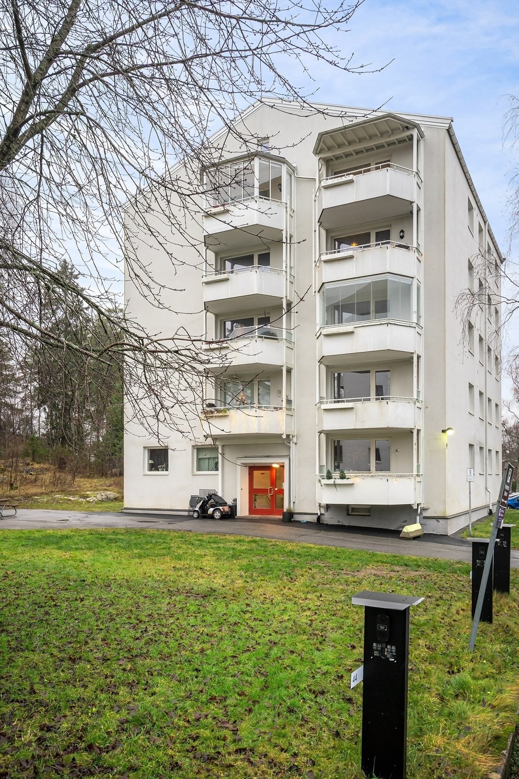 Rett ut til skog og pent opparbeidet fellesarealer med plen, gangstier og beplantning. Galleribilde