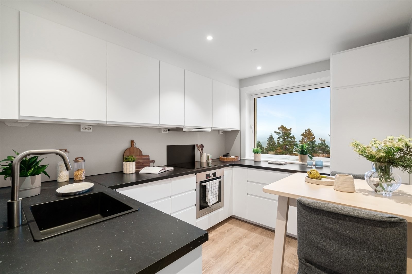 Nytt kjøkken i 2022 med slette fronter, laminat benkeplate med nedfelt kum i kompositt og integrerte hvitevarer. Galleribilde