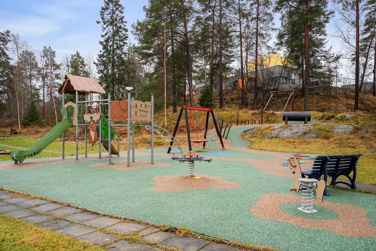 Godt utstyrt lekeplass. Eiendommen har flere fine sittegrupper og godt med luft og avstand til neste bygg. Galleribilde
