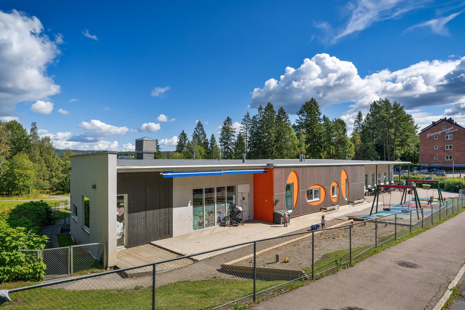 Barnehager i nærheten er bl.a. Marmorberget, Mellombølgen, Steinspranget og Nylænde barnehage. Galleribilde