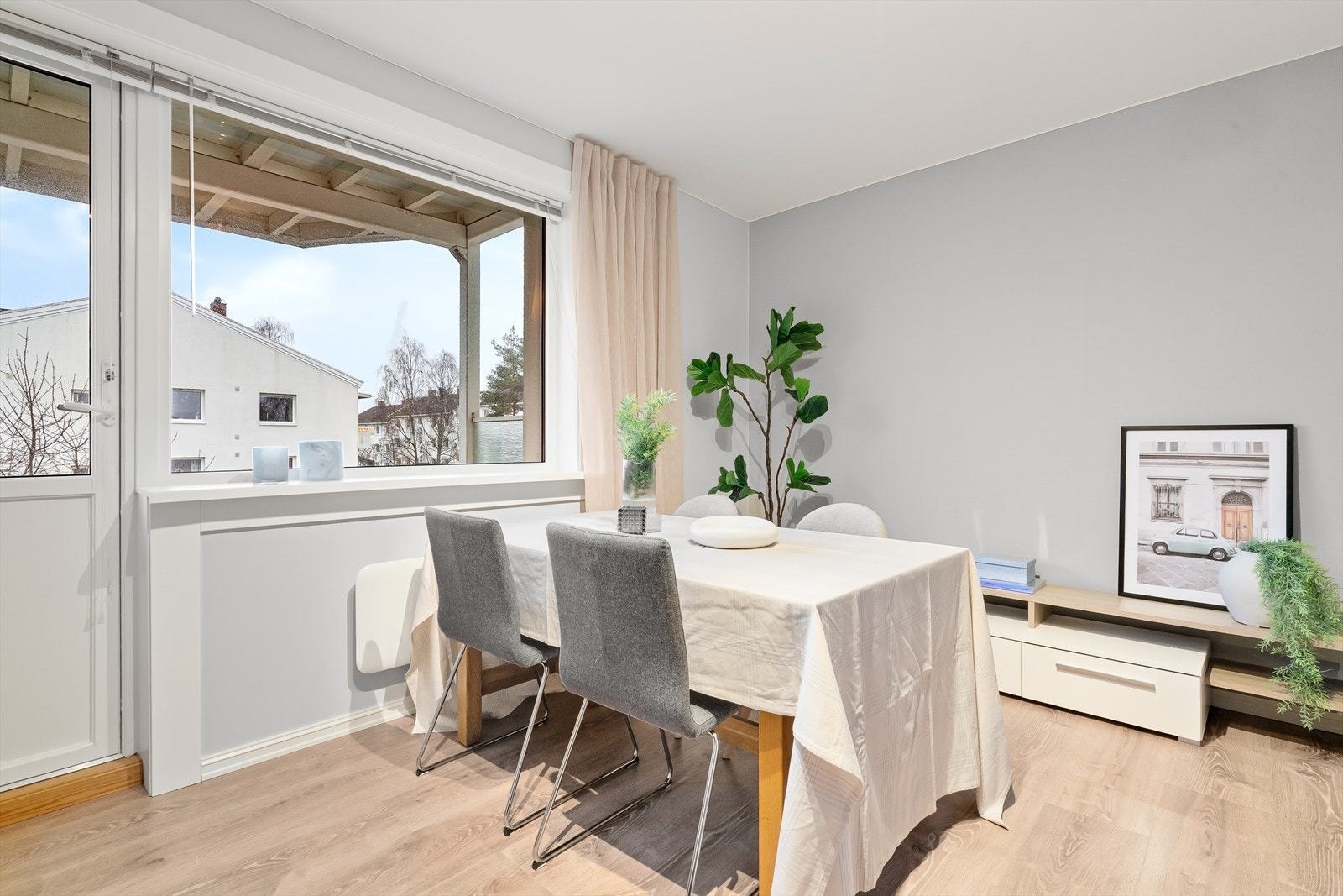 De store vinduene slipper inn rikelig med lys. Leiligheten er høyt og frittliggende med lysinnslipp fra to kanter. Galleribilde