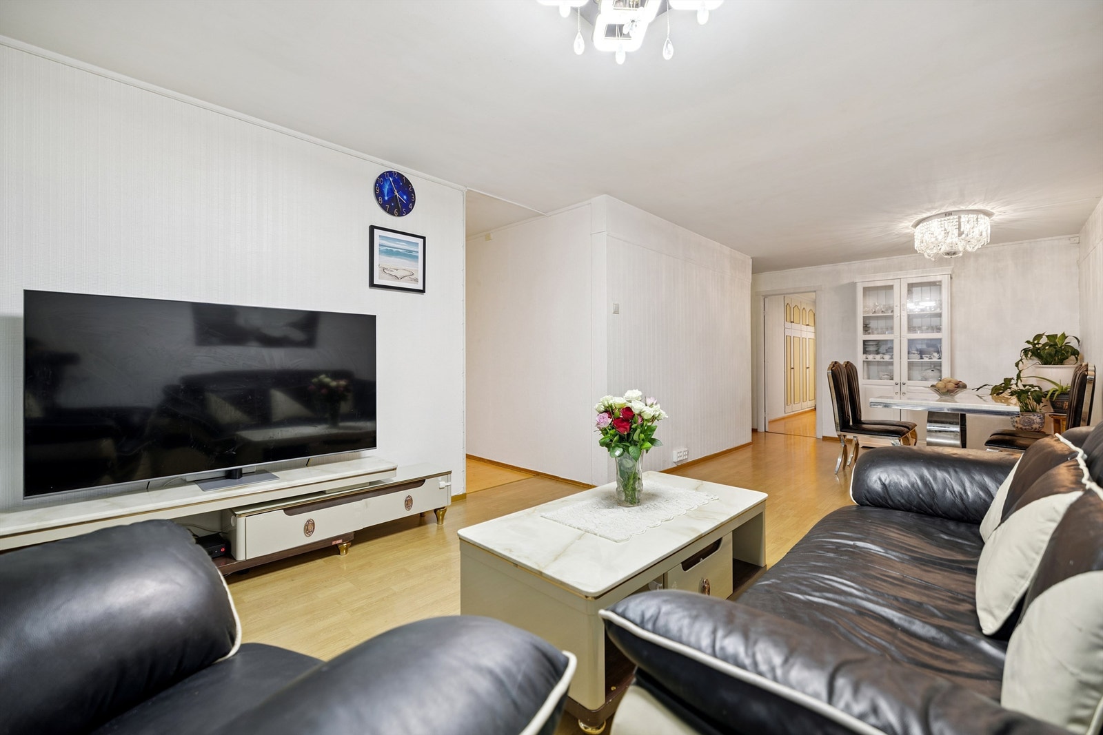 Stuen er et lyst og åpent rom med fleksible møbleringsmuligheter for både sofagruppe og spisebord. Galleribilde