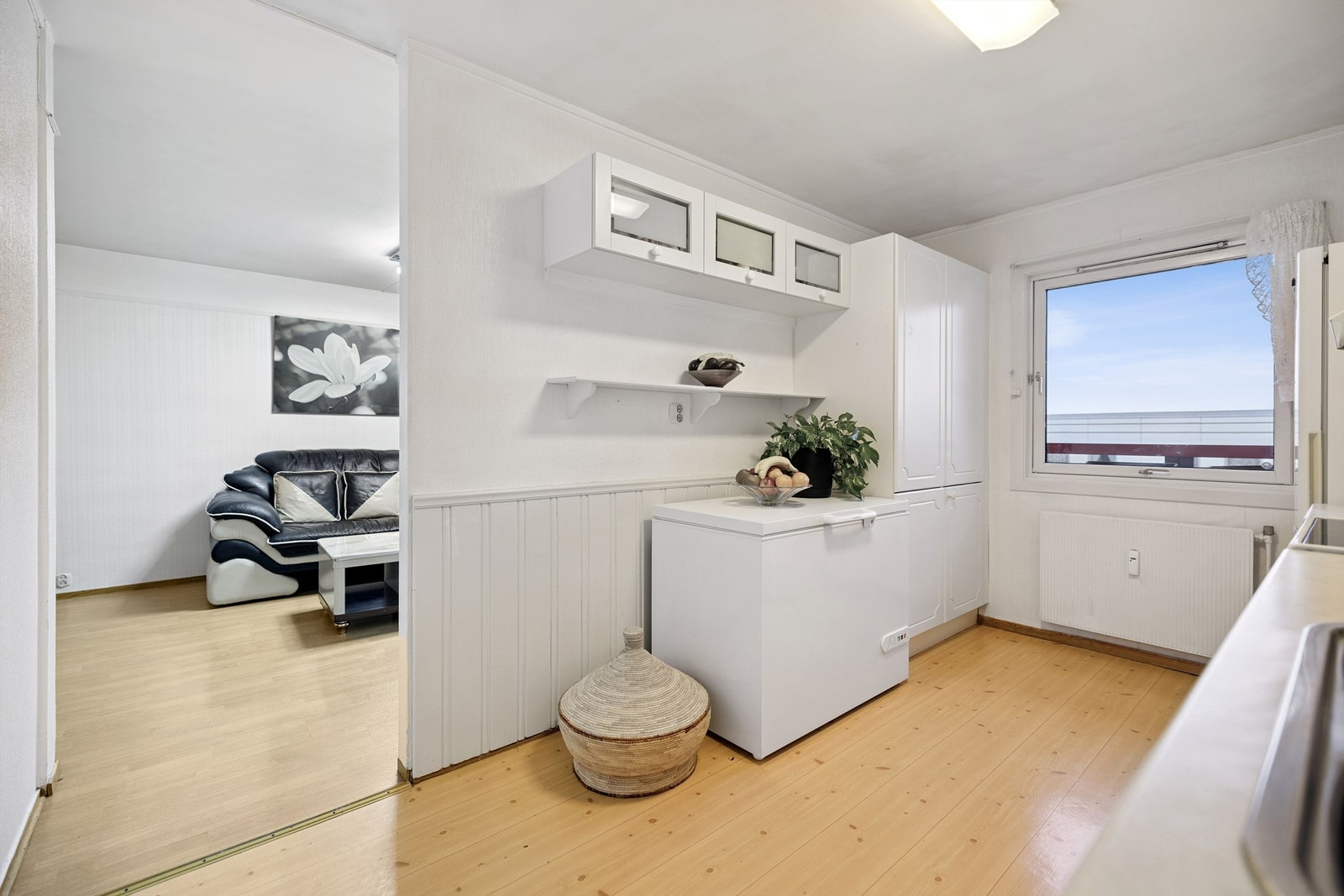 Kjøkkenet har en delvis åpen løsning mot stuen, som skaper en sosial sone. Galleribilde