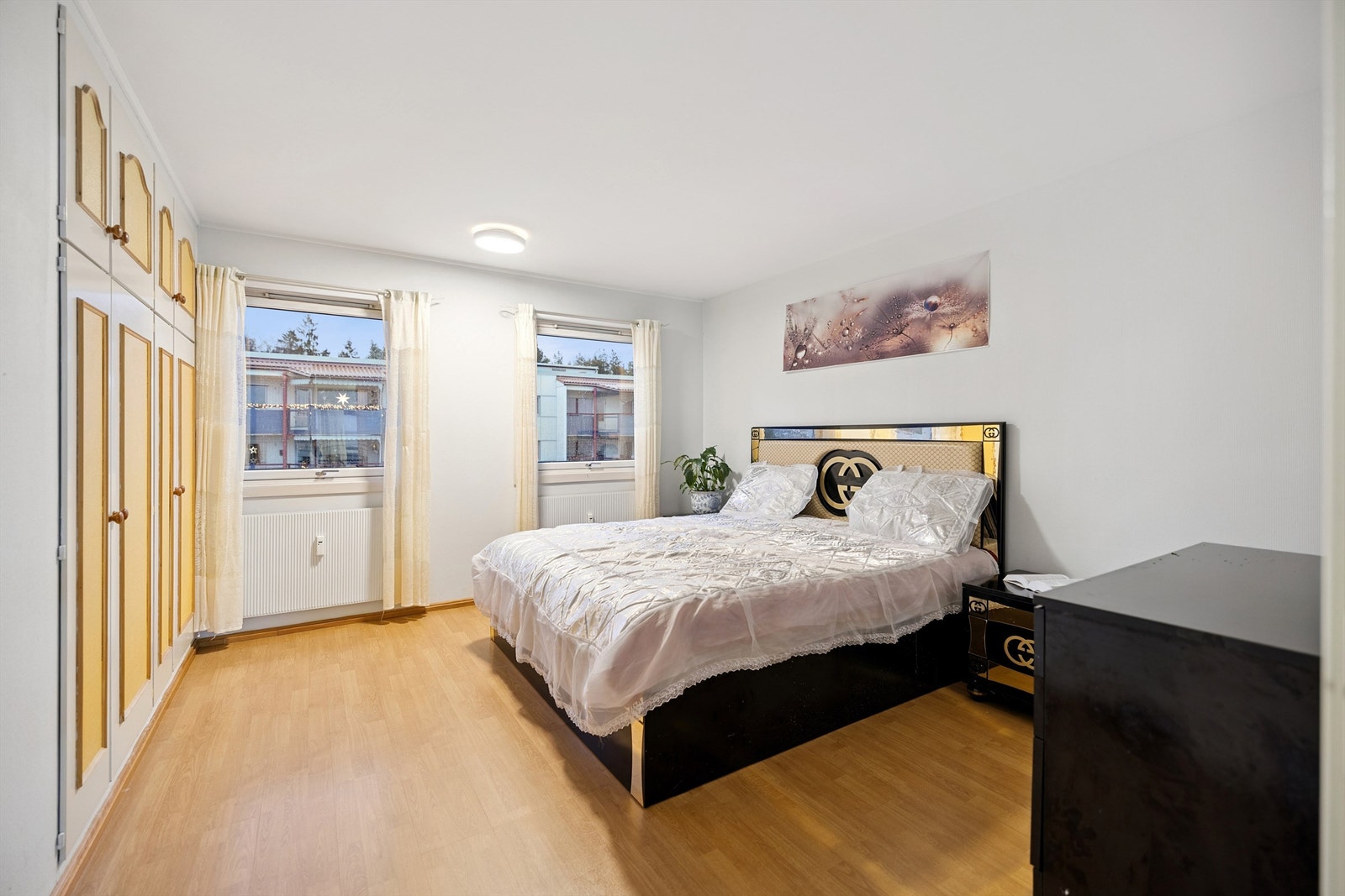 Rommet er utstyrt med en romslig garderobeløsning og har vinduer som gir godt med lys. Galleribilde