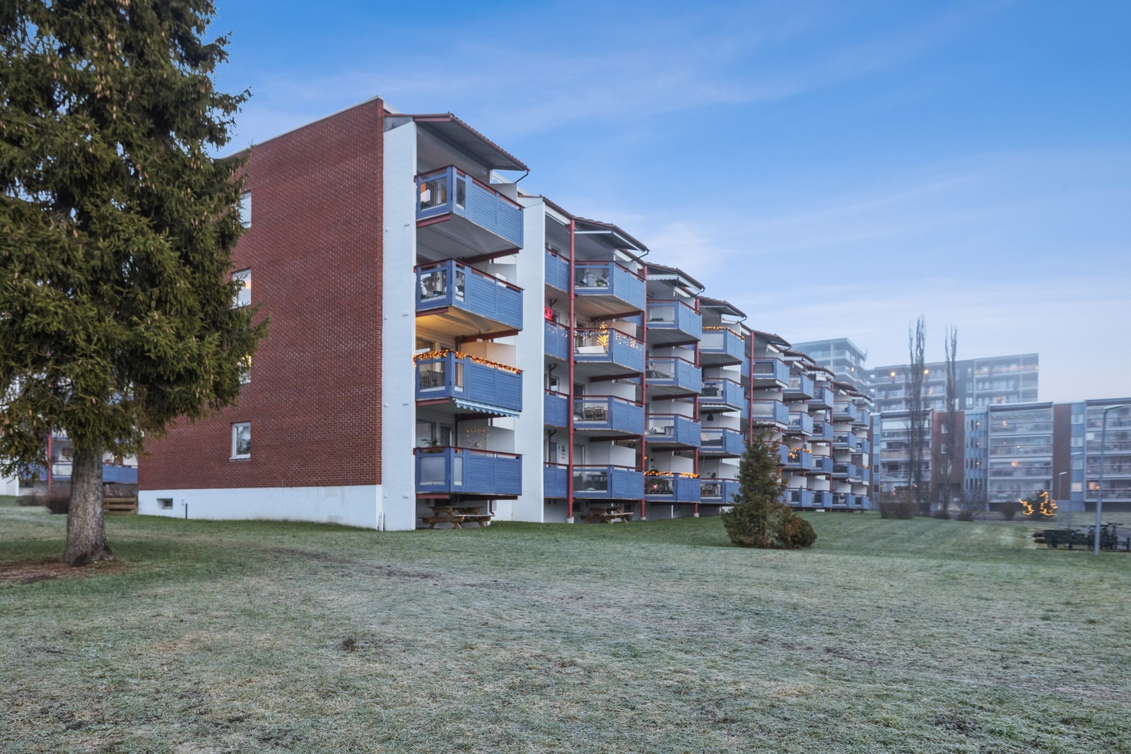 Leiligheten har en attraktiv beliggenhet i et veletablert og familievennlig boligområde på Hamar vest. Galleribilde