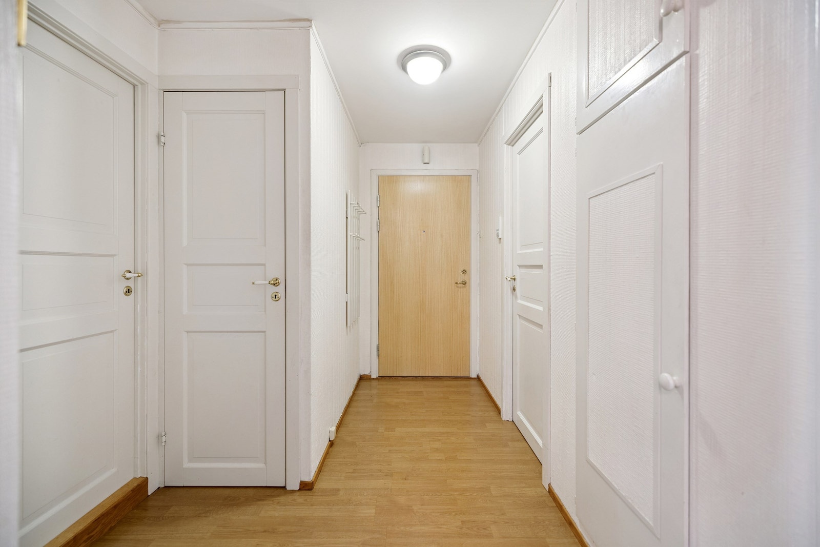 En lys entré ønsker velkommen inn, utstyrt med porttelefon for enkel adkomstkontroll. Galleribilde