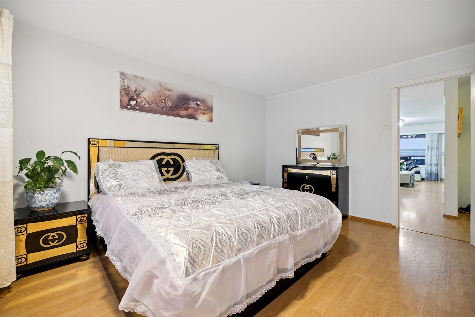 Leiligheten har to soverom av god størrelse. Hovedsoverommet har plass til dobbeltseng. Galleribilde