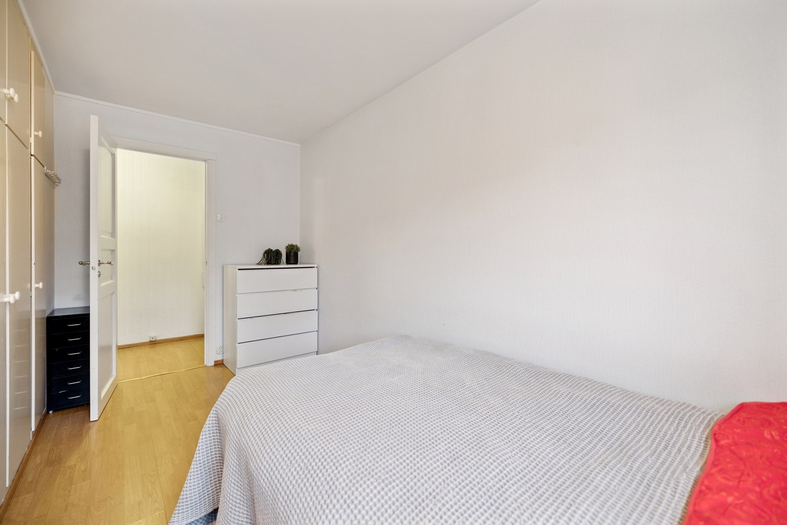 Lyse overflater og laminatgulv gir et nøytralt og godt utgangspunkt for personlig innredning. Galleribilde