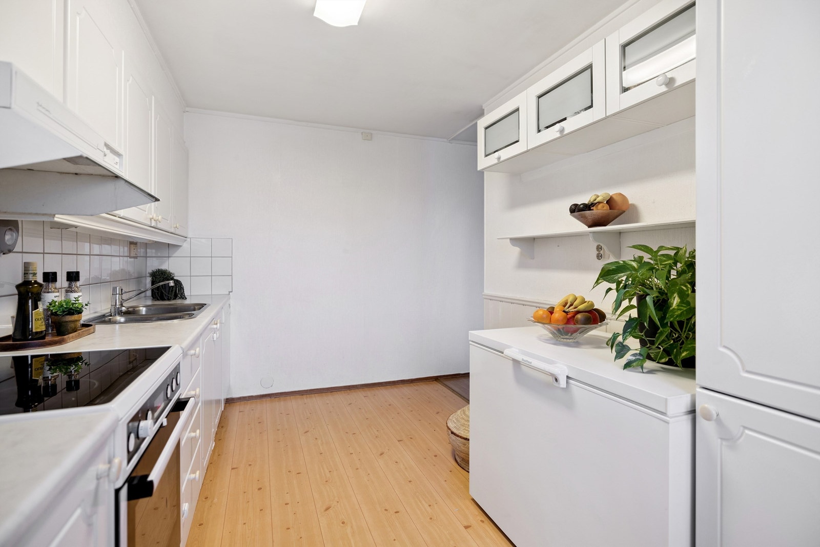 Innredningen byr på rikelig med oppbevaringsplass i over-, under- og høyskap. Galleribilde