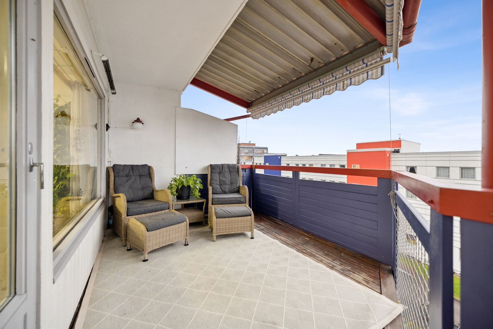 Fra stuen er det utgang til en romslig balkong på 12 m² med markise. Galleribilde