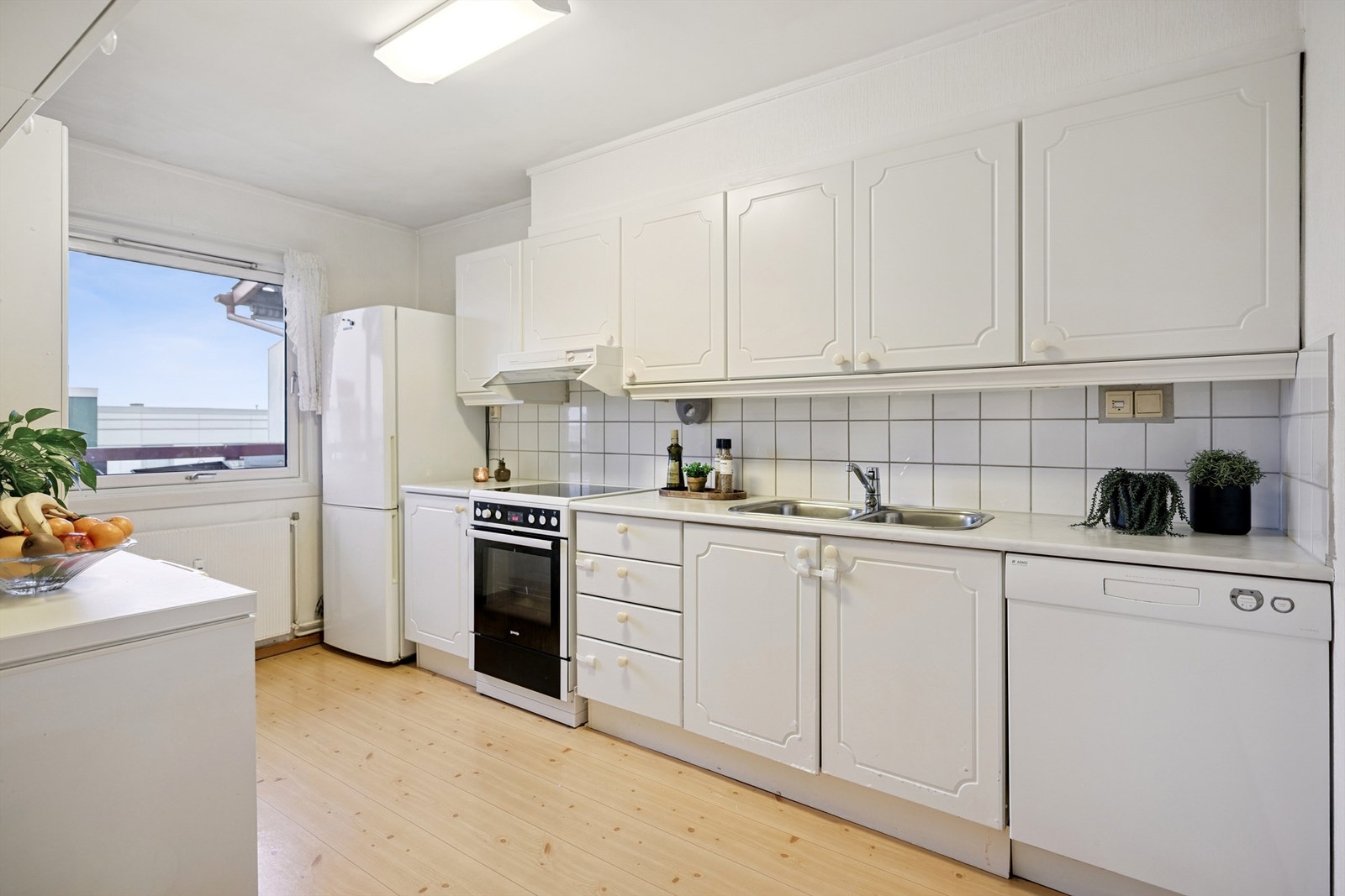 Praktisk kjøkken med Norema-innredning, god benkeplass og rom for en liten spiseplass. Galleribilde