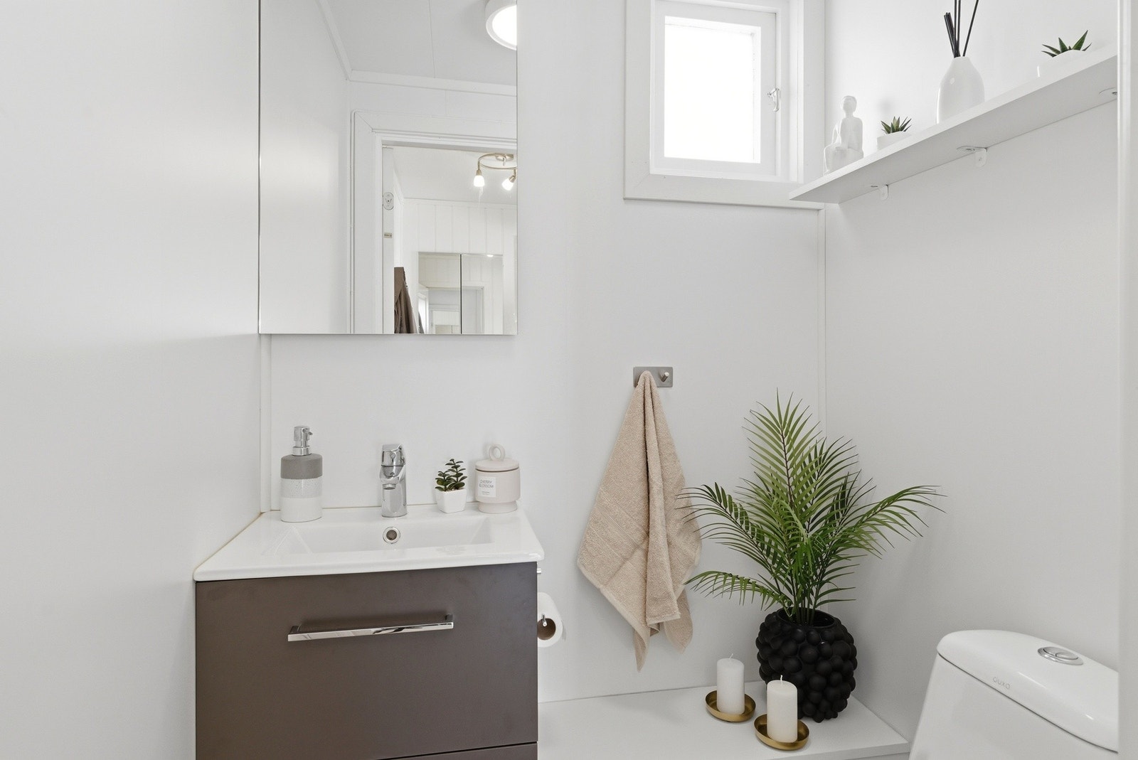 Eget toalett med varme i gulv. WC ligger rett éntreen. Galleribilde