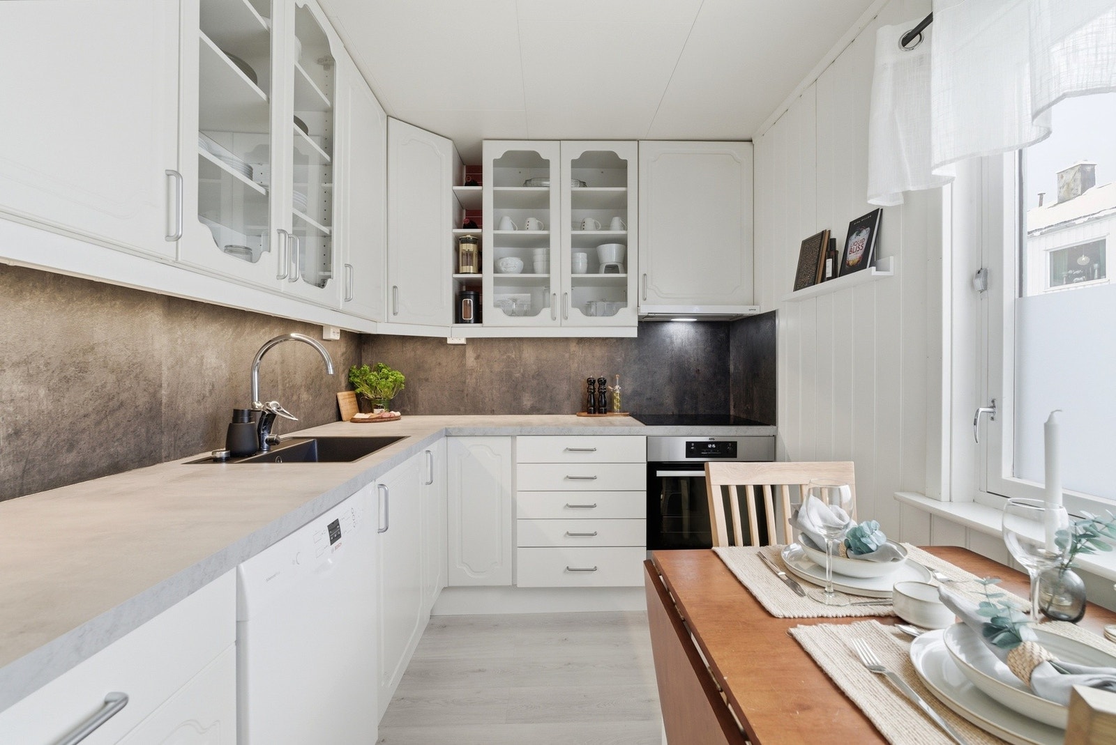 Kjøkken med praktiske løsninger og rikelig med skap- og benkeplass. Galleribilde