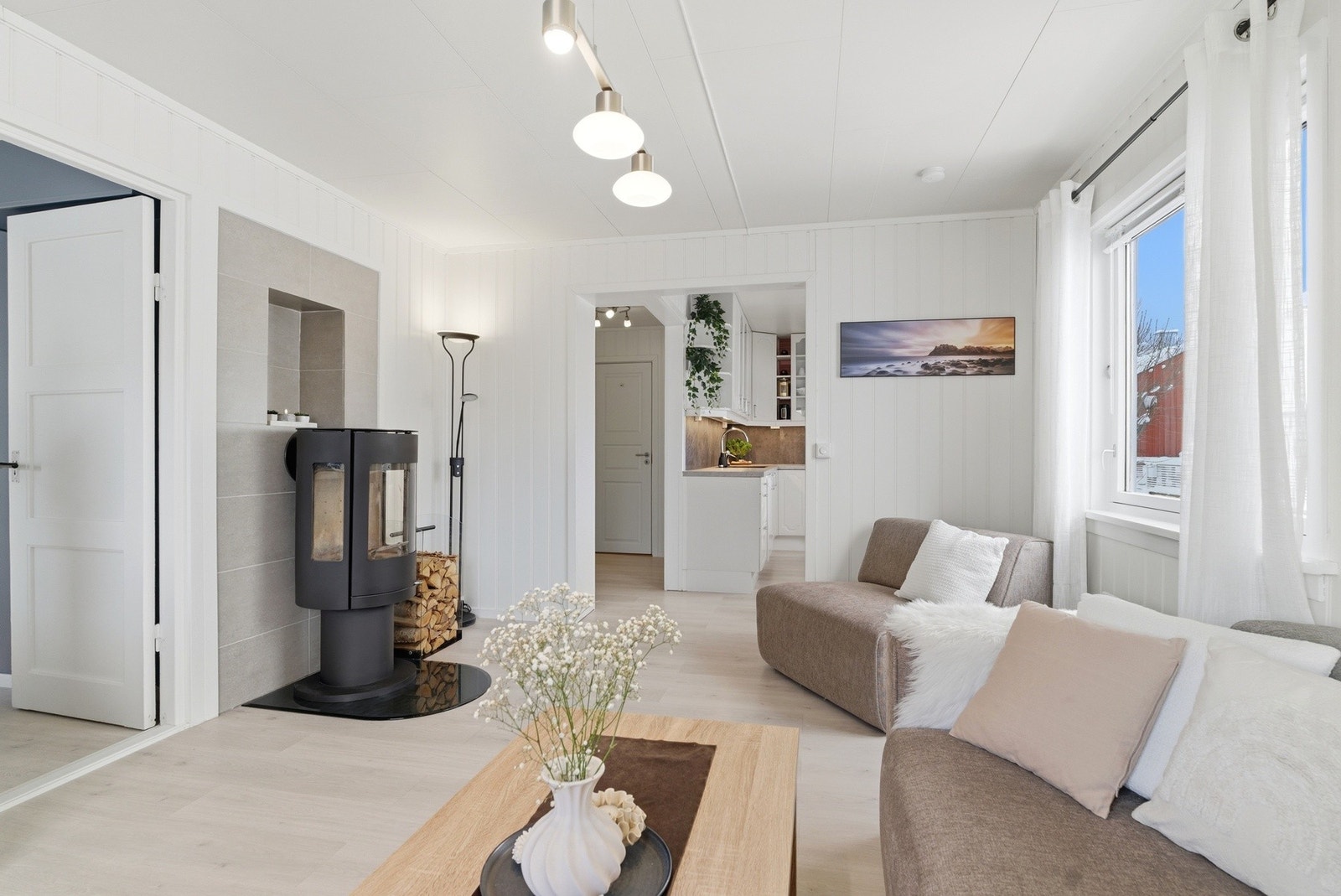 Lys og åpen stue med god møbleringsfrihet. Galleribilde