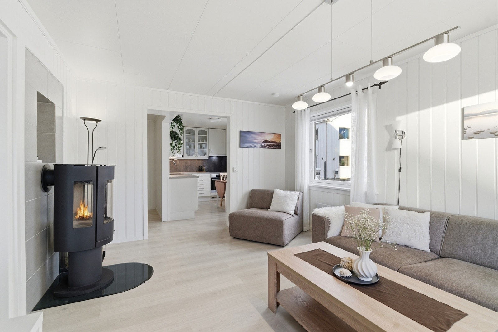 Koselig stue med vedovn som gir både varme og god atmosfære på kalde dager. Galleribilde